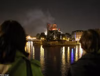 Người dân Paris quỳ gối cầu nguyện trước cảnh nhà thờ Đức Bà bị lửa thiêu rụi