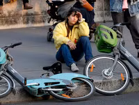 Người dân Paris quỳ gối cầu nguyện trước cảnh nhà thờ Đức Bà bị lửa thiêu rụi