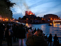 Người dân Paris quỳ gối cầu nguyện trước cảnh nhà thờ Đức Bà bị lửa thiêu rụi