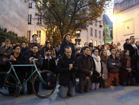 Người dân Paris quỳ gối cầu nguyện trước cảnh nhà thờ Đức Bà bị lửa thiêu rụi