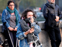 Người dân Paris quỳ gối cầu nguyện trước cảnh nhà thờ Đức Bà bị lửa thiêu rụi