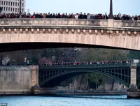 Người dân Paris quỳ gối cầu nguyện trước cảnh nhà thờ Đức Bà bị lửa thiêu rụi