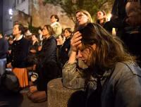 Người dân Paris quỳ gối cầu nguyện trước cảnh nhà thờ Đức Bà bị lửa thiêu rụi