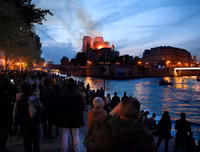 Người dân Paris quỳ gối cầu nguyện trước cảnh nhà thờ Đức Bà bị lửa thiêu rụi