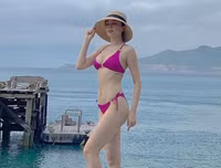 [ẢNH] Mỹ nhân Việt khoe đường cong với bikini trong ngày nắng nóng