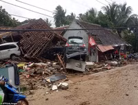 [Ảnh] Người dân Indonesia nén đau thương tìm thi thể nạn nhân thiệt mạng vì sóng thần