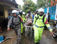 [Ảnh] Người dân Indonesia nén đau thương tìm thi thể nạn nhân thiệt mạng vì sóng thần