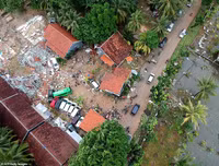 [Ảnh] Người dân Indonesia nén đau thương tìm thi thể nạn nhân thiệt mạng vì sóng thần