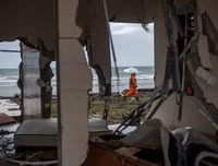 [Ảnh] Người dân Indonesia nén đau thương tìm thi thể nạn nhân thiệt mạng vì sóng thần