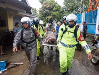 [Ảnh] Người dân Indonesia nén đau thương tìm thi thể nạn nhân thiệt mạng vì sóng thần