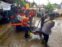 [Ảnh] Người dân Indonesia nén đau thương tìm thi thể nạn nhân thiệt mạng vì sóng thần