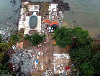 [Ảnh] Người dân Indonesia nén đau thương tìm thi thể nạn nhân thiệt mạng vì sóng thần