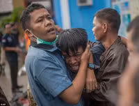 [Ảnh] Người dân Indonesia nén đau thương tìm thi thể nạn nhân thiệt mạng vì sóng thần