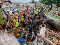 [Ảnh] Người dân Indonesia nén đau thương tìm thi thể nạn nhân thiệt mạng vì sóng thần