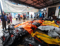 [Ảnh] Người dân Indonesia nén đau thương tìm thi thể nạn nhân thiệt mạng vì sóng thần