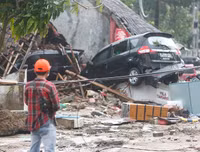 [Ảnh] Người dân Indonesia nén đau thương tìm thi thể nạn nhân thiệt mạng vì sóng thần