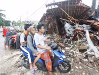 [Ảnh] Người dân Indonesia nén đau thương tìm thi thể nạn nhân thiệt mạng vì sóng thần