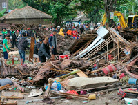 [Ảnh] Người dân Indonesia nén đau thương tìm thi thể nạn nhân thiệt mạng vì sóng thần