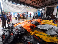 [Ảnh] Người dân Indonesia nén đau thương tìm thi thể nạn nhân thiệt mạng vì sóng thần