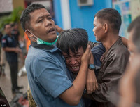 [Ảnh] Người dân Indonesia nén đau thương tìm thi thể nạn nhân thiệt mạng vì sóng thần