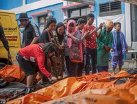 [Ảnh] Người dân Indonesia nén đau thương tìm thi thể nạn nhân thiệt mạng vì sóng thần