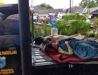 [Ảnh] Người dân Indonesia nén đau thương tìm thi thể nạn nhân thiệt mạng vì sóng thần