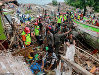 [Ảnh] Người dân Indonesia nén đau thương tìm thi thể nạn nhân thiệt mạng vì sóng thần