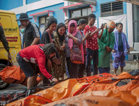 [Ảnh] Người dân Indonesia nén đau thương tìm thi thể nạn nhân thiệt mạng vì sóng thần