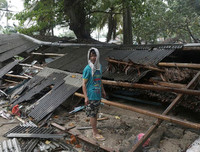 [Ảnh] Người dân Indonesia nén đau thương tìm thi thể nạn nhân thiệt mạng vì sóng thần