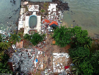 [Ảnh] Người dân Indonesia nén đau thương tìm thi thể nạn nhân thiệt mạng vì sóng thần