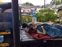 [Ảnh] Người dân Indonesia nén đau thương tìm thi thể nạn nhân thiệt mạng vì sóng thần