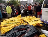 [Ảnh] Người dân Indonesia nén đau thương tìm thi thể nạn nhân thiệt mạng vì sóng thần