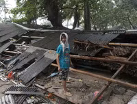 [Ảnh] Người dân Indonesia nén đau thương tìm thi thể nạn nhân thiệt mạng vì sóng thần