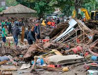 [Ảnh] Người dân Indonesia nén đau thương tìm thi thể nạn nhân thiệt mạng vì sóng thần