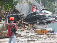 [Ảnh] Người dân Indonesia nén đau thương tìm thi thể nạn nhân thiệt mạng vì sóng thần