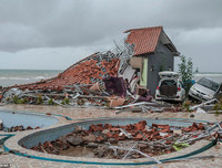 [Ảnh] Người dân Indonesia nén đau thương tìm thi thể nạn nhân thiệt mạng vì sóng thần