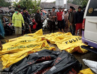 [Ảnh] Người dân Indonesia nén đau thương tìm thi thể nạn nhân thiệt mạng vì sóng thần