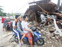 [Ảnh] Người dân Indonesia nén đau thương tìm thi thể nạn nhân thiệt mạng vì sóng thần