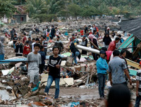 [Ảnh] Người dân Indonesia nén đau thương tìm thi thể nạn nhân thiệt mạng vì sóng thần