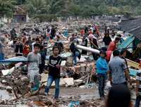 [Ảnh] Người dân Indonesia nén đau thương tìm thi thể nạn nhân thiệt mạng vì sóng thần