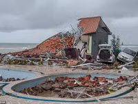 [Ảnh] Người dân Indonesia nén đau thương tìm thi thể nạn nhân thiệt mạng vì sóng thần