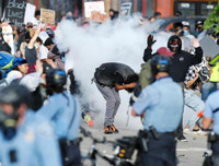 [ẢNH] Biểu tình bùng phát thành bạo động tại Mỹ sau sai lầm của viên cảnh sát Minneapolis