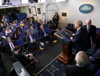 [ẢNH] Người dân thế giới giữ khoảng cách nơi công cộng trong dịch Covid-19