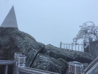 [Ảnh] Đỉnh Fansipan đẹp ngỡ ngàng giữa trời tuyết trắng