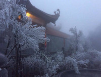 [Ảnh] Đỉnh Fansipan đẹp ngỡ ngàng giữa trời tuyết trắng