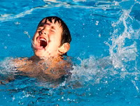 [ẢNH] Cách thoát chết trong gang tấc khi ô tô lao xuống nước