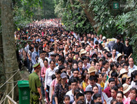 Trời mát, người dân vẫn vật vã di chuyển tại Lễ hội Đền Hùng