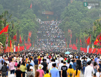 Trời mát, người dân vẫn vật vã di chuyển tại Lễ hội Đền Hùng