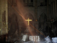 [ẢNH] Cảnh tượng đối lập bên trong nhà thờ Đức Bà Paris trước và sau vụ cháy