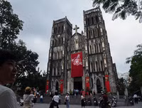 [ẢNH] Ngắm đường phố Hà Nội vắng hoe, yên ả trong ngày Giỗ tổ Hùng Vương